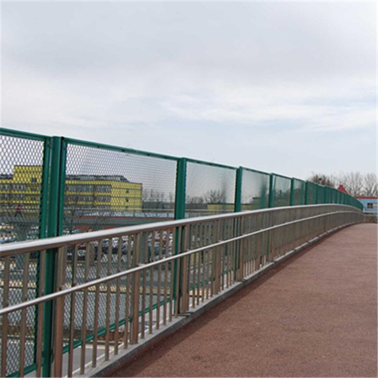 立交橋防拋網(wǎng)案例展示圖片3 立交橋防拋網(wǎng)案例展示圖片3